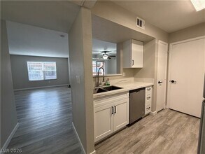 Building Photo - 1150 N Buffalo Dr