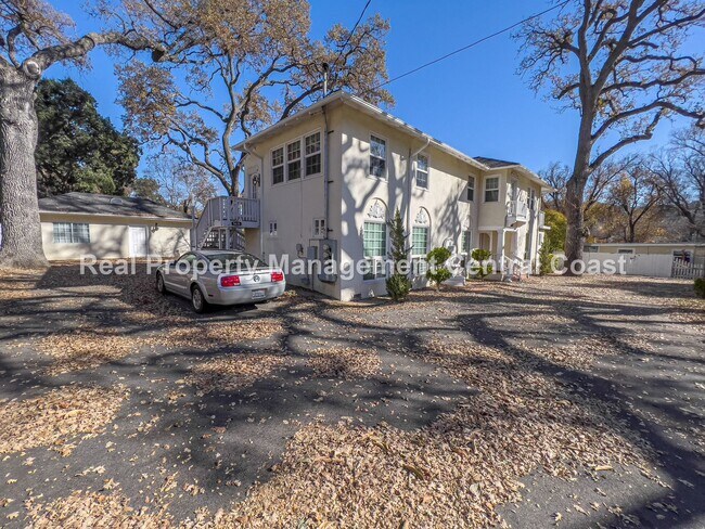 Building Photo - AVAILABLE NOW - Lovely Upstairs Unit in At...