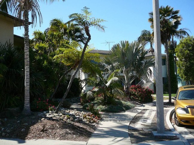 Frente del edificio - 3056 Luna Dr