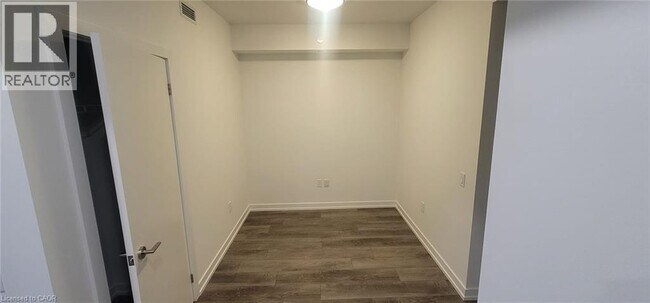 Photo du bâtiment - 5 Wellington St S