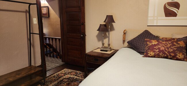 Dormitorio 2 (cama king) - 529 N Main St