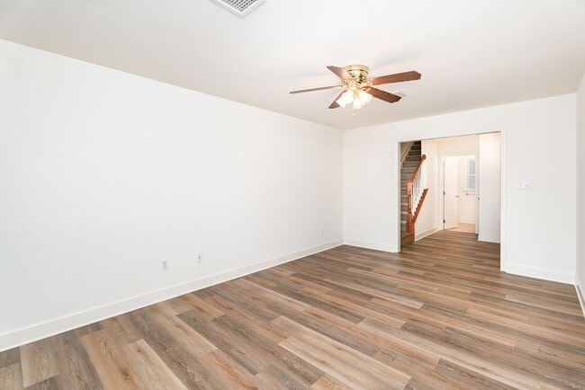 Building Photo - Welcome to this 3 bedroom, 2.5 bathroom to...