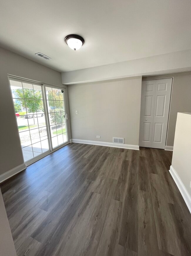 Building Photo - 1069 Symphony Dr