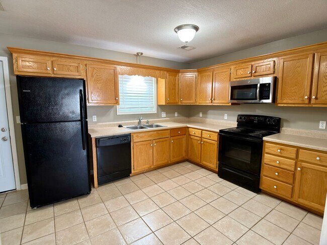 Building Photo - 3 Bed, 2 Bath Home with Fenced Backyard and 2-Car Garage in Brookland