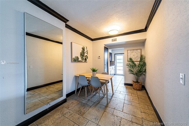 Building Photo - 1800  Meridian Ave 6 Miami Beach Fl 33139