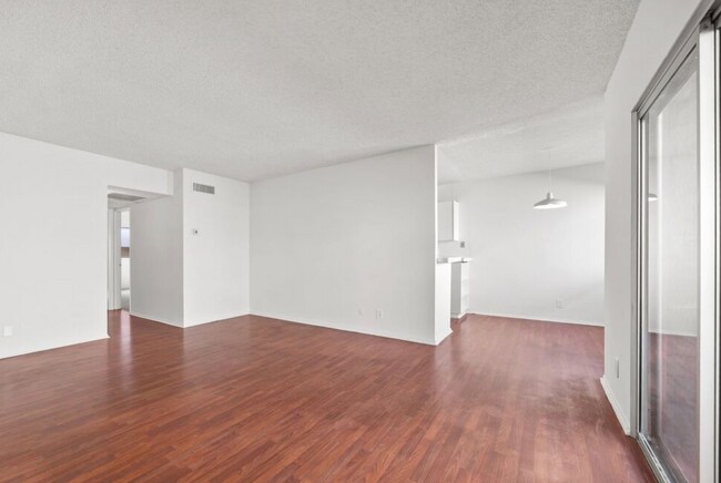 Foto del edificio - 5400 Newcastle Ave