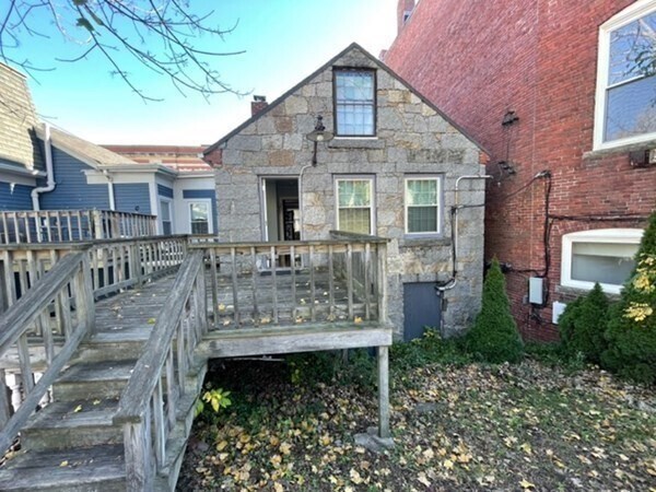 Building Photo - 162 Cabot St