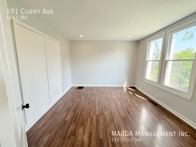 Photo du bâtiment - SPACIOUS 5 BEDROOM 2 BATH SINGLE FAMILY HO...