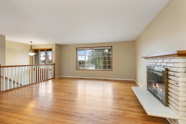 Building Photo - Spacious 5-Bed Home on XL Private Lot!