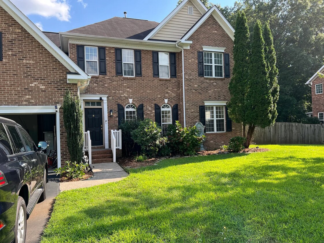 Foto principal - Spacious beautiful 5 bedroom 2.5 bath home...