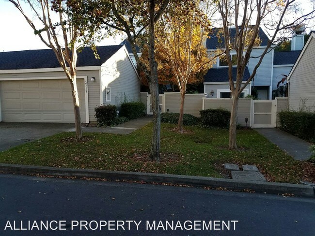 Building Photo - 2318 Lakeview Dr