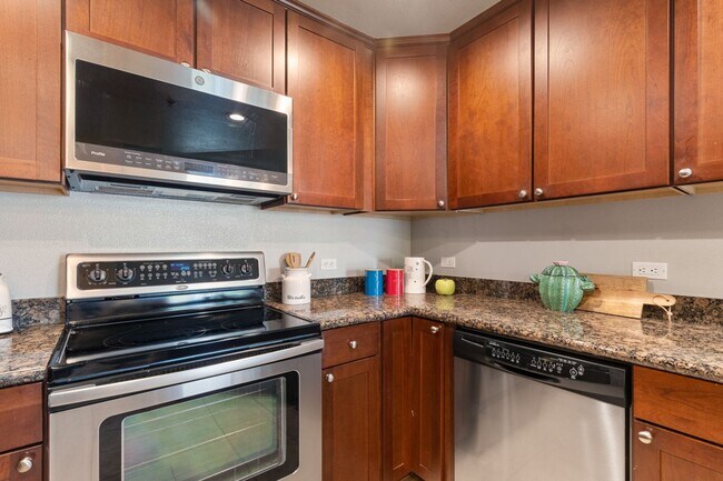 Foto del edificio - Luxury Top Floor 2 Bedroom Condo