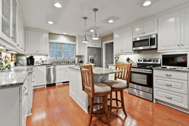 Building Photo - 302 Summerset Ln