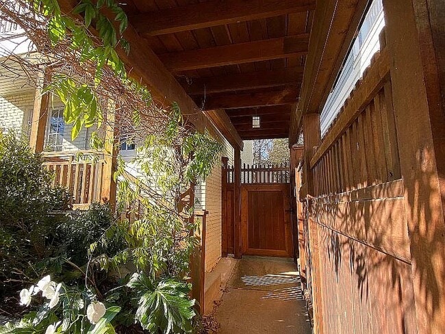 Building Photo - 52 Westminster Dr NE