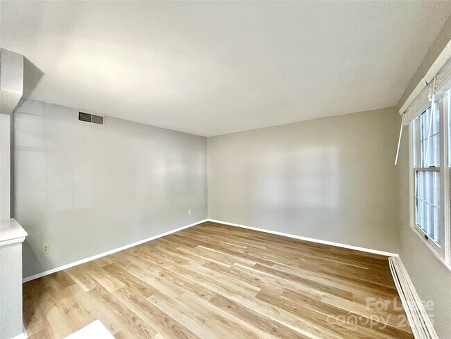 Foto del edificio - 8234 Knights Bridge Rd