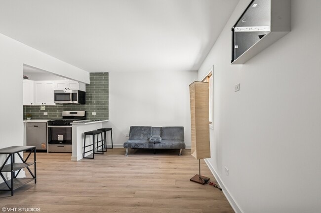 Building Photo - 15701 Lamon Ave