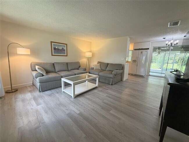 Foto del edificio - 4876 Greenleaf Rd