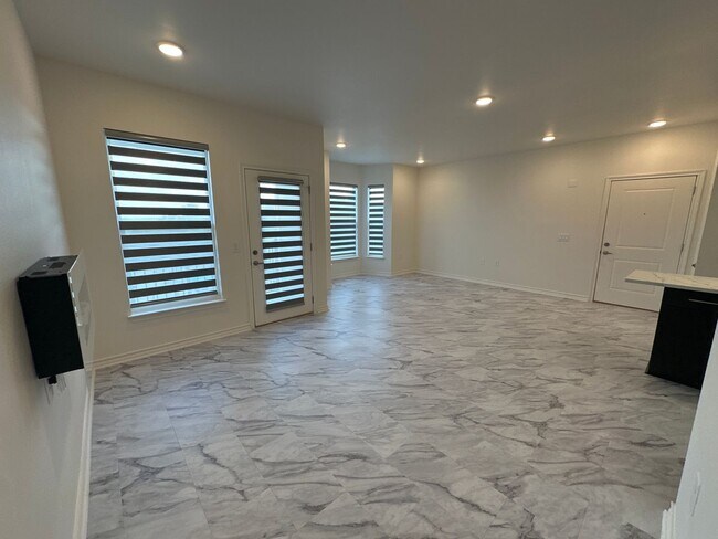 Interior Photo - Hampton Astoria
