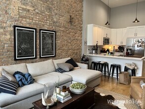 Building Photo - 1470 W Webster Ave