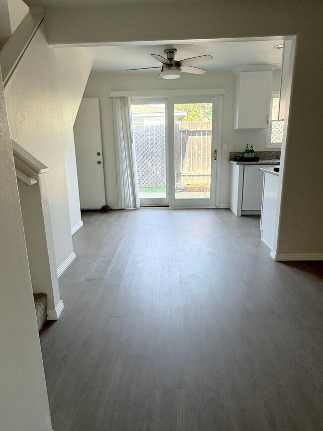 Área de comedor con puerta corrediza al patio trasero privado. - 631 S Glassell St