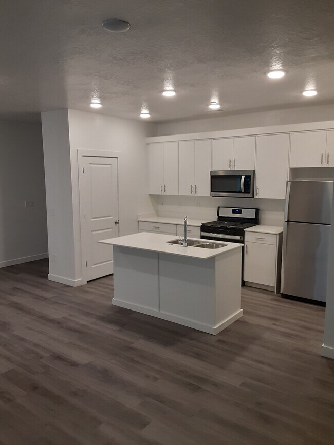 Building Photo - 462 W 40 S