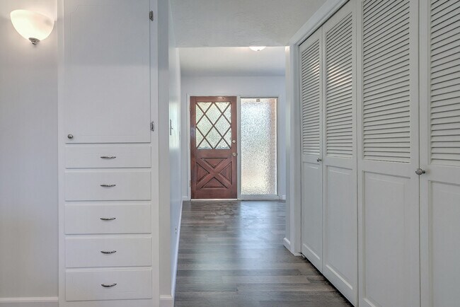 Building Photo - Remodeled Home in a Great Location!
