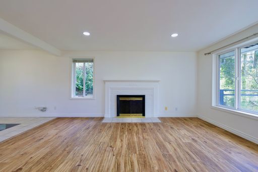 Foto del edificio - Modern Remodeled 2BR Duplex with Garage in Prime Shoreline Location
