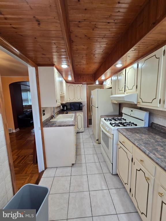 Building Photo - 5905 N Front St