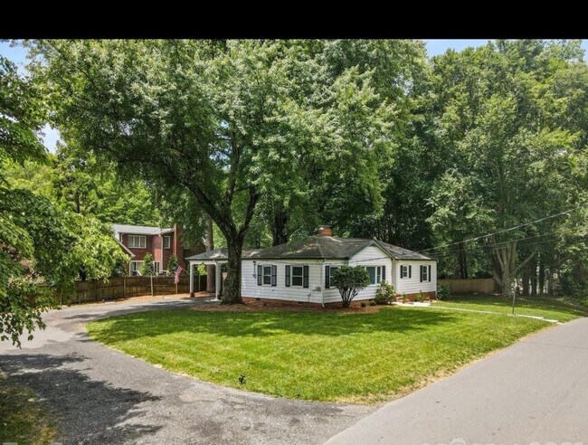 Foto del edificio - 4326 Castleton Rd