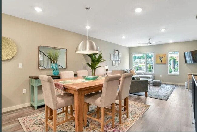Building Photo - Stunning Furnished Townhouse in the South ...