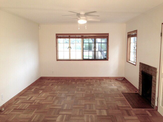 Building Photo - 5570 Village Grn