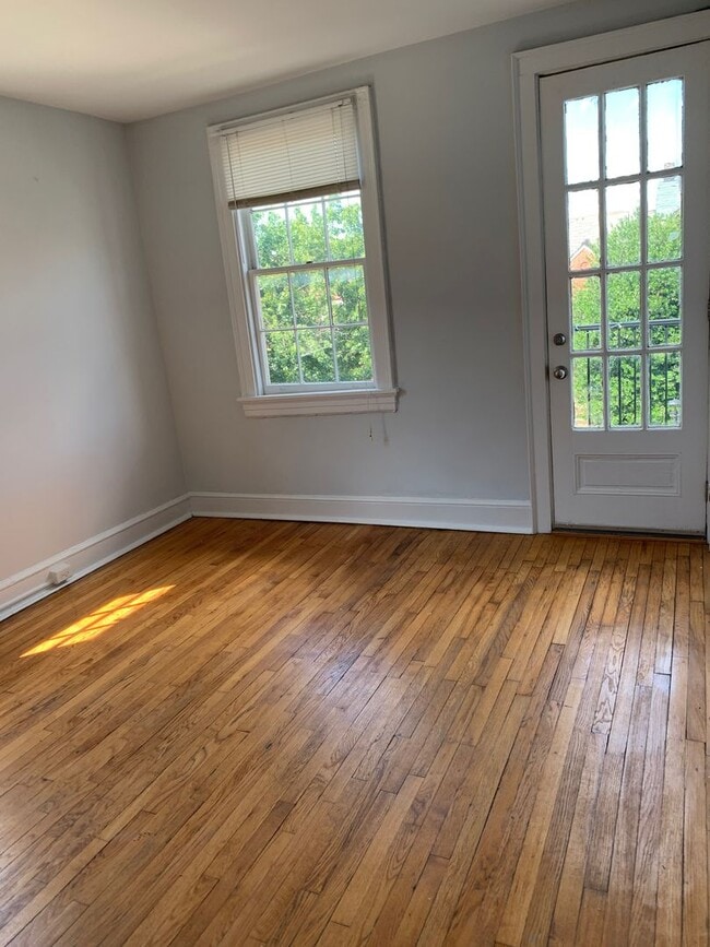 Interior Photo - 1123-25-27 West Grace Street