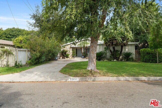 Foto del edificio - 12237 Hesby St