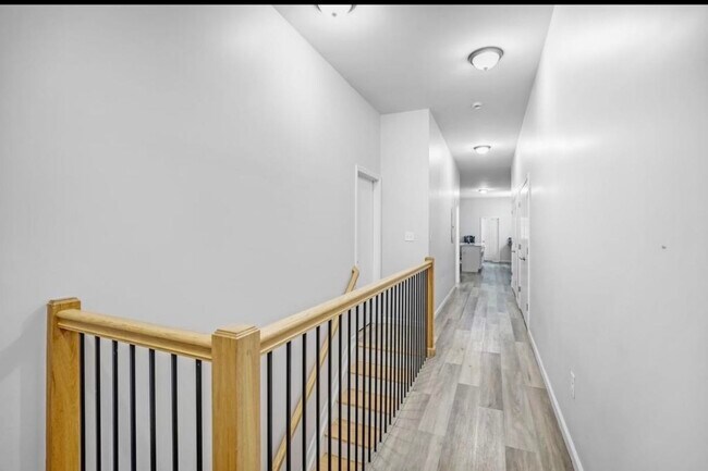 Foto del edificio - 512 Monastery Pl