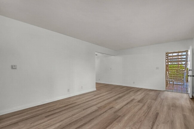 Building Photo - 2 bedroom - Incredible location!