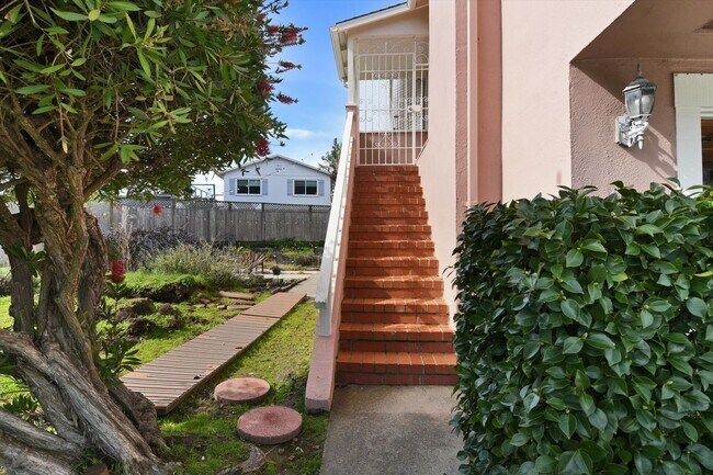 Foto del edificio - Spacious & Stylish Home in Pacifica’s Desirable Fairmont Neighborhood