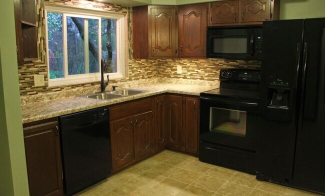 Foto del edificio - 106 Elmwood Dr