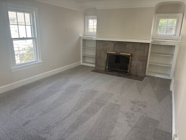 Building Photo - Beautifully Renovated 4-Bedroom Home in Cl...