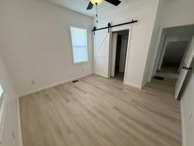 Foto del edificio - 705 E Riverside Dr