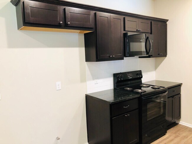 Building Photo - 3 bedroom, 2 bath duplex for rent in Edmon...