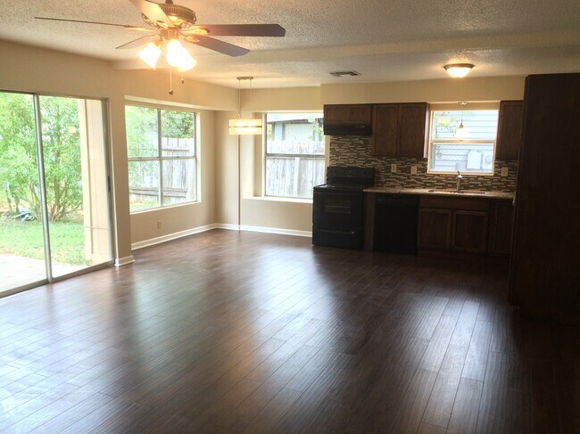 Cocina, suelo y ventilador de techo nuevos. - 9214 Cliffvale Street