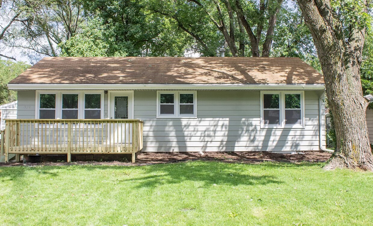Primary Photo - BEAUTIFUL KITCHEN! 2 CAR GARAGE!