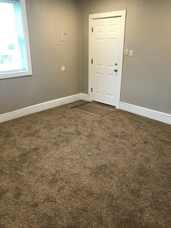 Building Photo - Updated 2 Bedroom 1 Bathroom home!  $750!