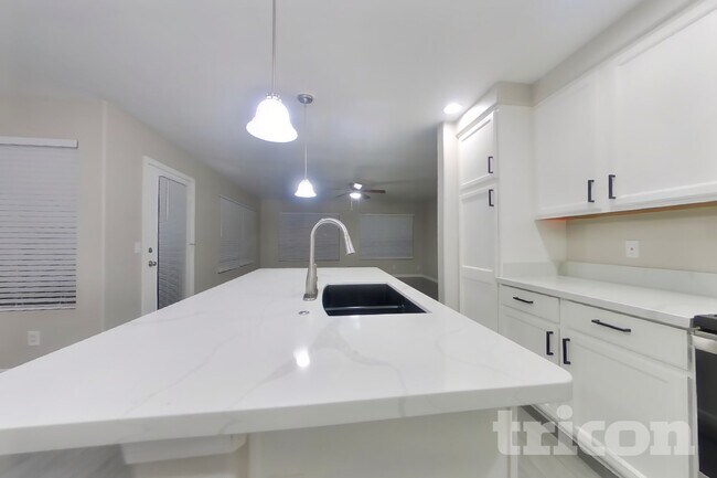 Foto del edificio - 15028 W Honeysuckle Ln