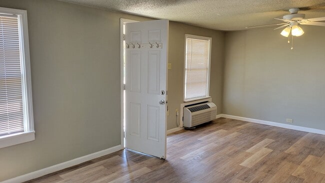 Building Photo - Fully Updated 2/1 Home Available May 2026