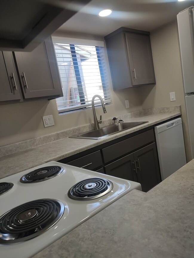 Building Photo - Burgundy House Apartments