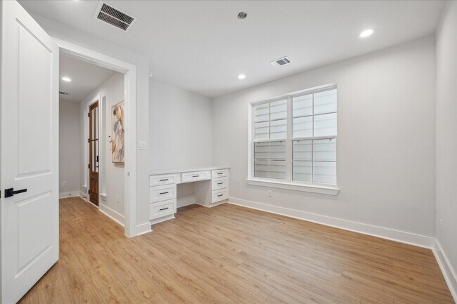 Building Photo - 1033 W 17th St