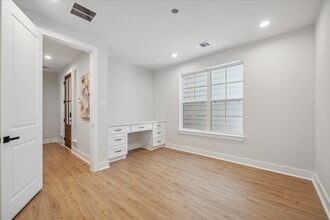 Building Photo - 1033 W 17th St
