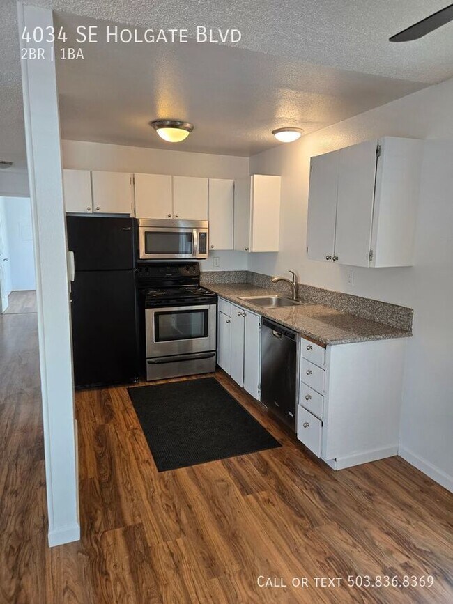 Building Photo - Beautiful Reed & Creston-Kenilworth Apartm...