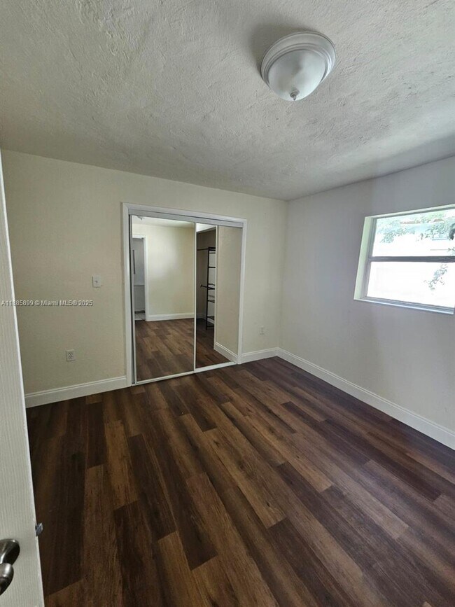 Foto del edificio - 1717 NW 69th St